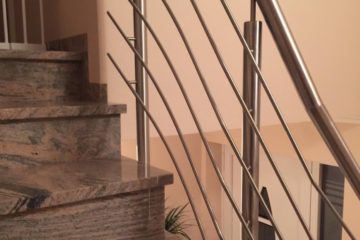 Stahlgeländer an Treppe im Treppenhaus
