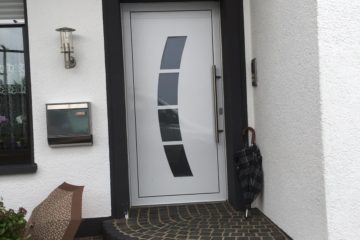 Weiße Haustür mit Glaseinsatz und dunklem Rahmen